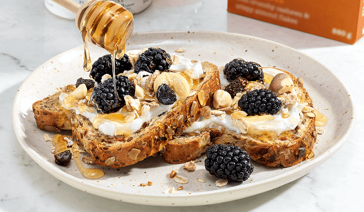 Le Yogourt Islandais Skyr R ties Garnies De Miel Et De Muesli Aux Noix le-yogourt-islandais-skyr-r-ties-garnies-de-miel-et-de-muesli-aux-noix